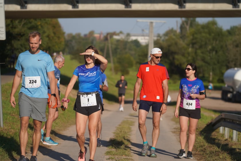 Biegacze i kibice na Orthos H2O Wrocław Półmaratonie