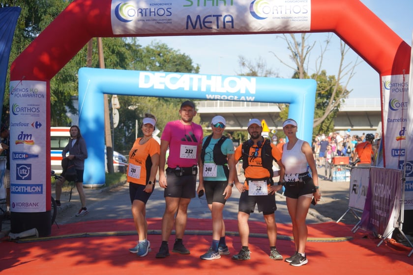 Biegacze i kibice na Orthos H2O Wrocław Półmaratonie