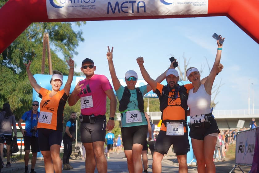 Biegacze i kibice na Orthos H2O Wrocław Półmaratonie