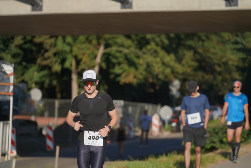 Biegacze i kibice na Orthos H2O Wrocław Półmaratonie