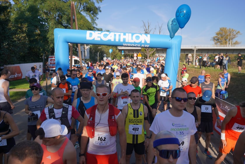 Biegacze i kibice na Orthos H2O Wrocław Półmaratonie