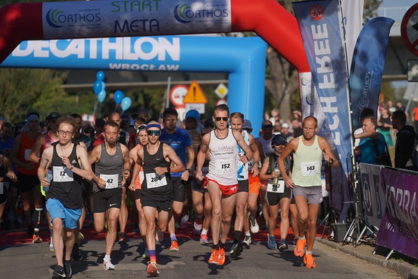 Biegacze i kibice na Orthos H2O Wrocław Półmaratonie