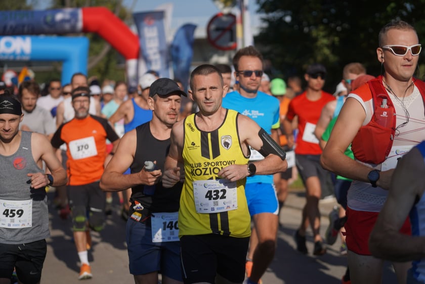 Biegacze i kibice na Orthos H2O Wrocław Półmaratonie