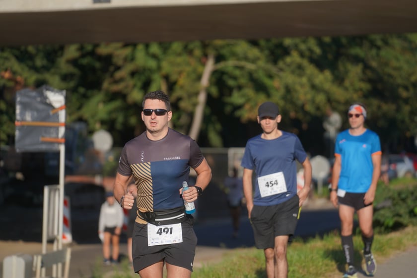 Biegacze i kibice na Orthos H2O Wrocław Półmaratonie