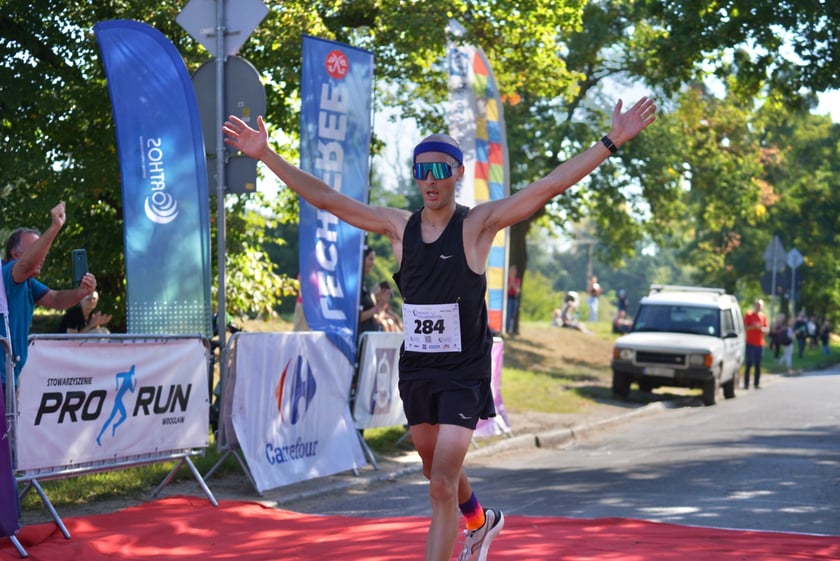 Biegacze i kibice na Orthos H2O Wrocław Półmaratonie