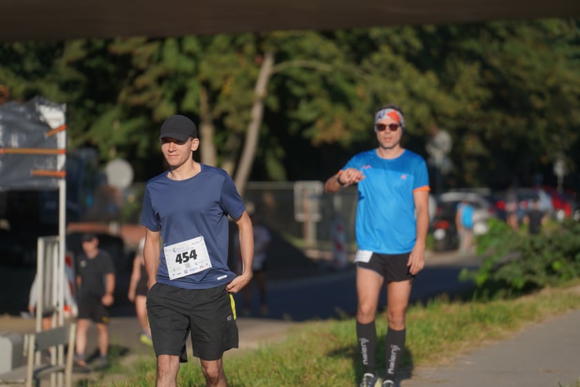 Biegacze i kibice na Orthos H2O Wrocław Półmaratonie