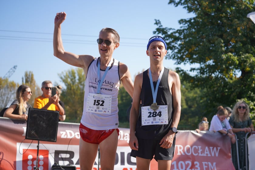 Biegacze i kibice na Orthos H2O Wrocław Półmaratonie