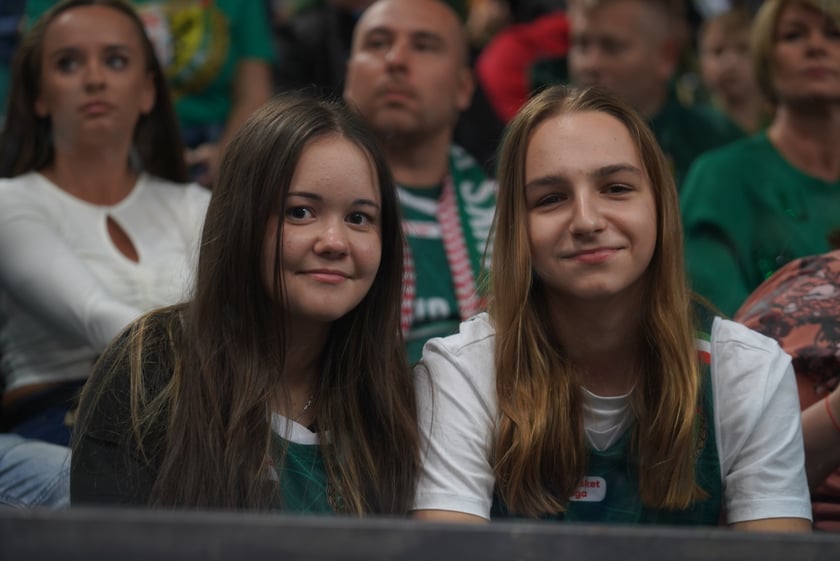 Kibice na meczu Śląska Wrocław z Arką Gdynia w hali Orbita.