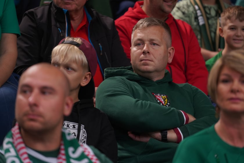 Kibice na meczu Śląska Wrocław z Arką Gdynia w hali Orbita.