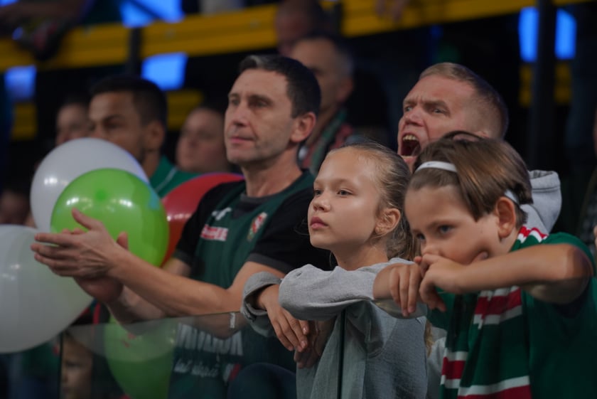 Kibice na meczu Śląska Wrocław z Arką Gdynia w hali Orbita.