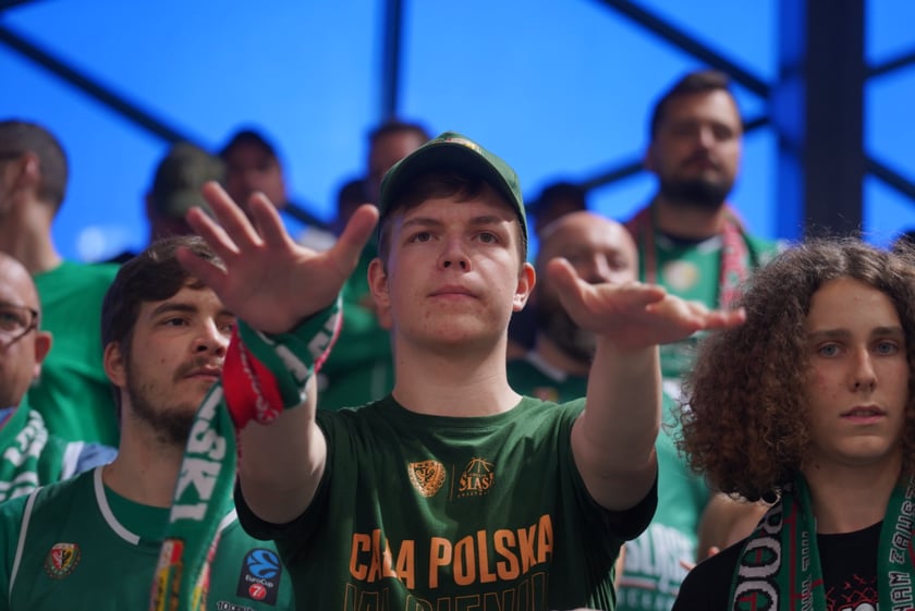 Kibice na meczu Śląska Wrocław z Arką Gdynia w hali Orbita.