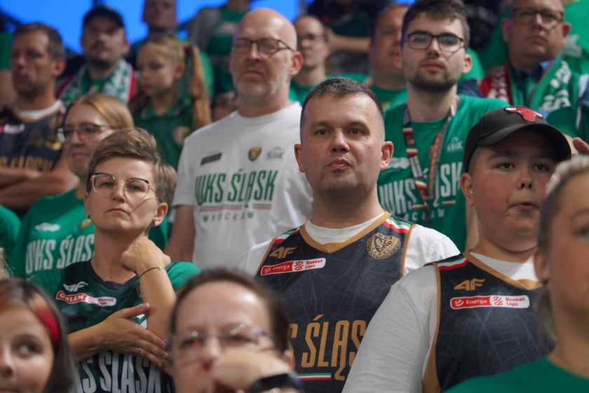 Kibice na meczu Śląska Wrocław z Arką Gdynia w hali Orbita.