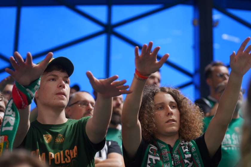 Kibice na meczu Śląska Wrocław z Arką Gdynia w hali Orbita.