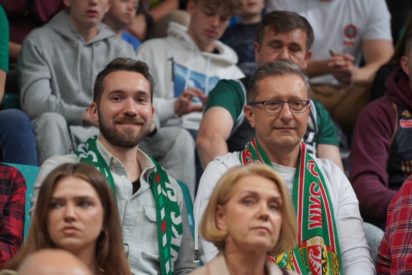Kibice na meczu Śląska Wrocław z Arką Gdynia w hali Orbita.