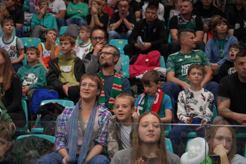 Kibice na meczu Śląska Wrocław z Arką Gdynia w hali Orbita.