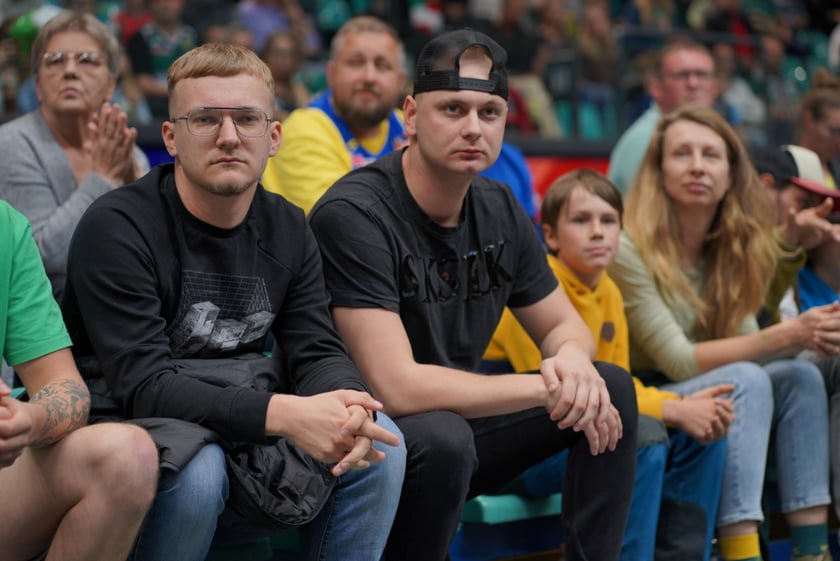 Kibice na meczu Śląska Wrocław z Arką Gdynia w hali Orbita.