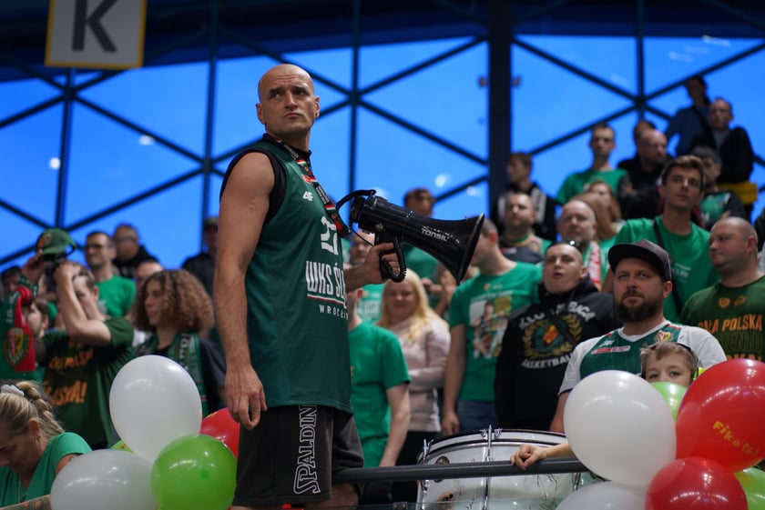Kibice na meczu Śląska Wrocław z Arką Gdynia w hali Orbita.