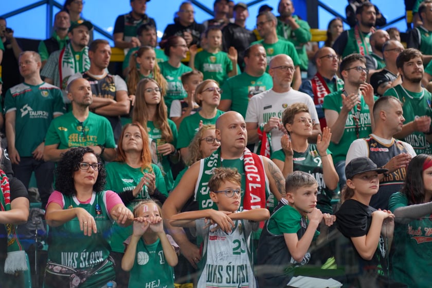 Kibice na meczu Śląska Wrocław z Arką Gdynia w hali Orbita.