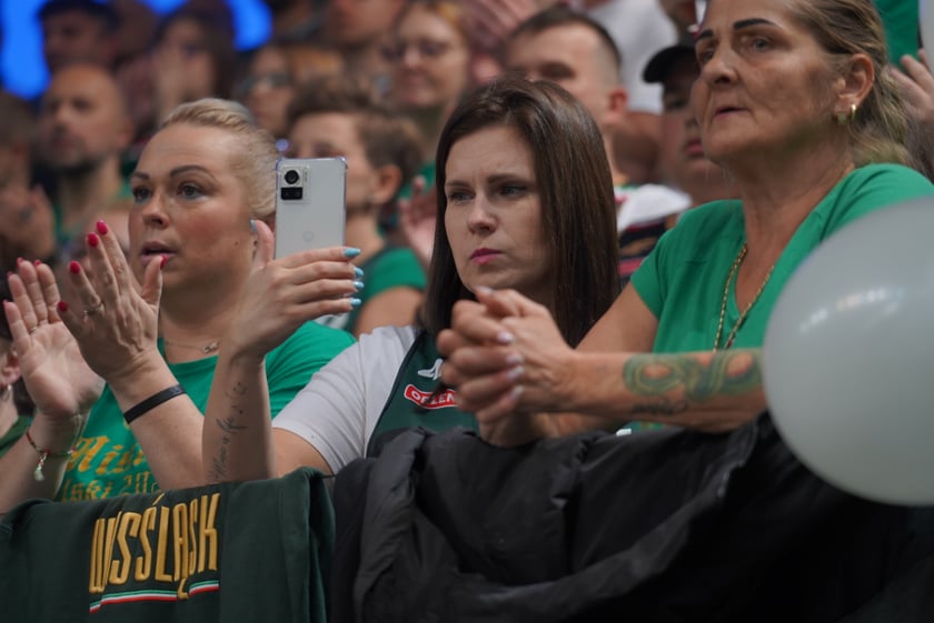 Kibice na meczu Śląska Wrocław z Arką Gdynia w hali Orbita.