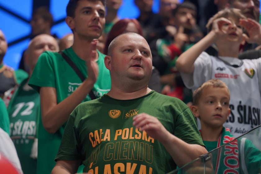 Kibice na meczu Śląska Wrocław z Arką Gdynia w hali Orbita.