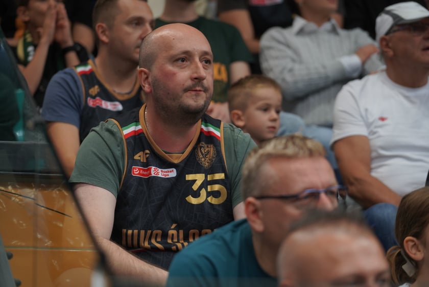 Kibice na meczu Śląska Wrocław z Arką Gdynia w hali Orbita.