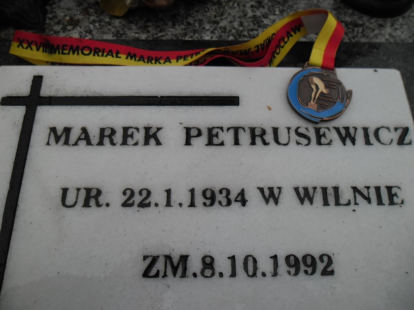 Nagrobek Marka Petrusewicza na cmentarzu przy ul. Bujwida