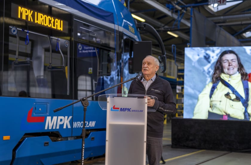 Krzysztof Wielicki podczas inauguracji tramwaju im. Wandy Rutkiewicz we Wrocławiu