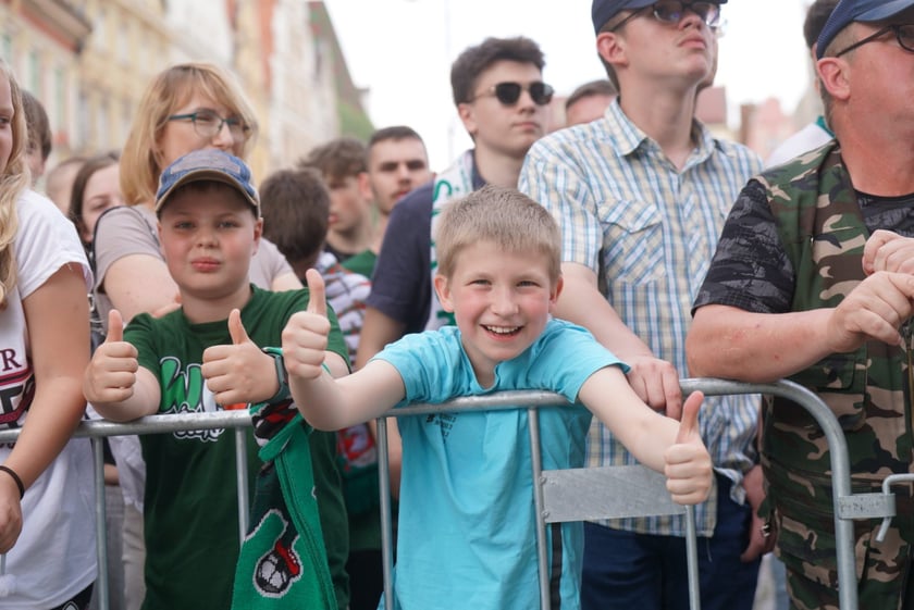 Kibice witają wicemistrzów Polski - drużynę Śląska Wrocław - na wrocławskim Rynku.