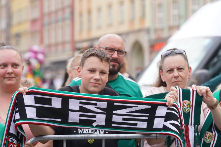 Kibice witają wicemistrzów Polski - drużynę Śląska Wrocław - na wrocławskim Rynku.