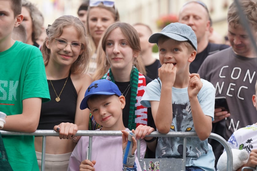 Kibice witają wicemistrzów Polski - drużynę Śląska Wrocław - na wrocławskim Rynku.