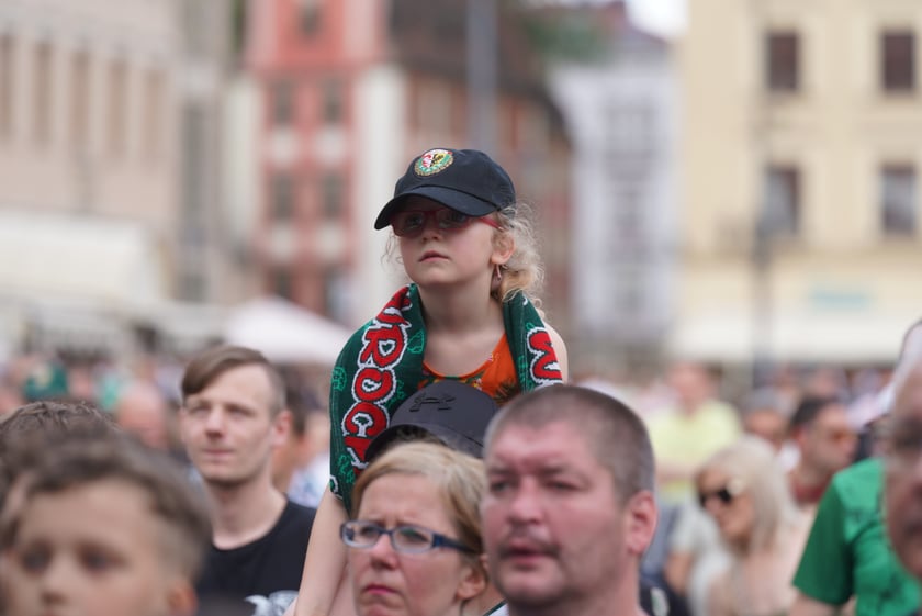 Kibice witają wicemistrzów Polski - drużynę Śląska Wrocław - na wrocławskim Rynku.