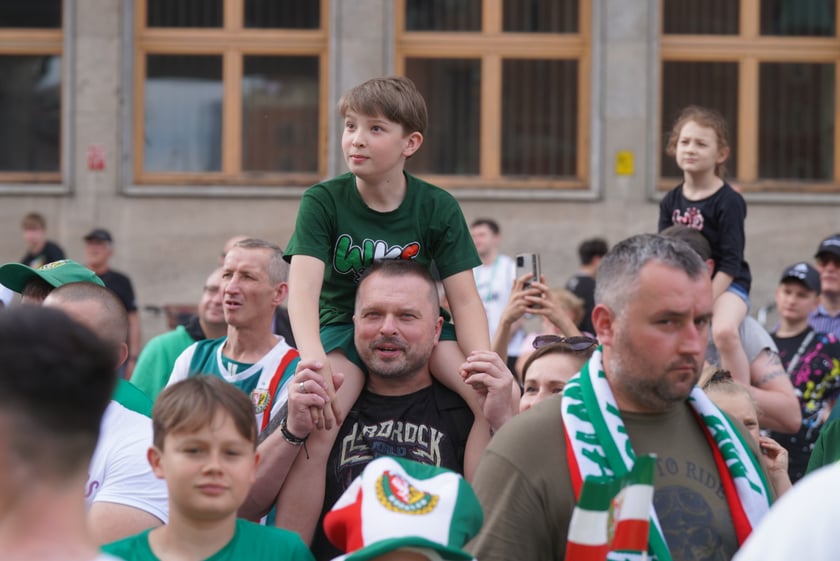 Kibice witają wicemistrzów Polski - drużynę Śląska Wrocław - na wrocławskim Rynku.