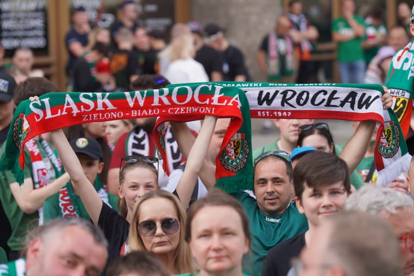 Kibice witają wicemistrzów Polski - drużynę Śląska Wrocław - na wrocławskim Rynku.