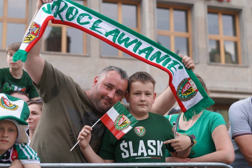 Kibice witają wicemistrzów Polski - drużynę Śląska Wrocław - na wrocławskim Rynku.