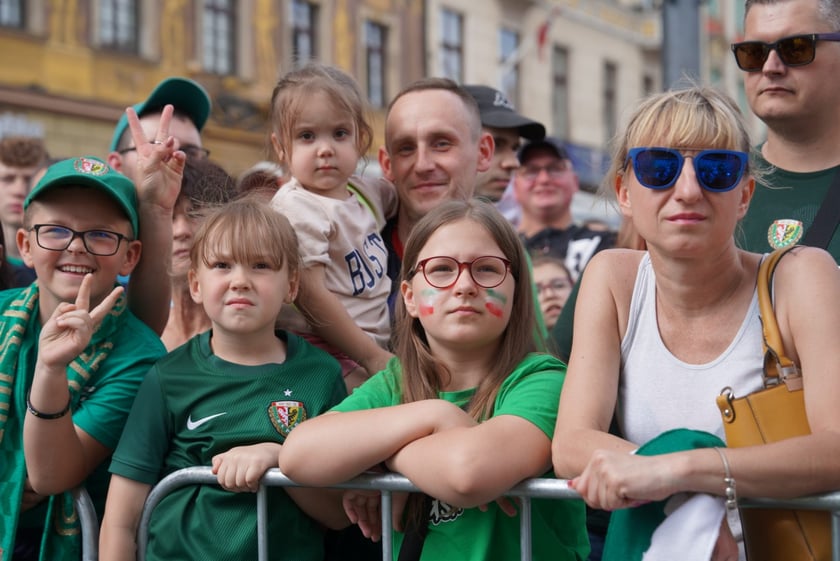 Kibice witają wicemistrzów Polski - drużynę Śląska Wrocław - na wrocławskim Rynku.