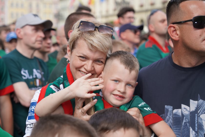 Kibice witają wicemistrzów Polski - drużynę Śląska Wrocław - na wrocławskim Rynku.