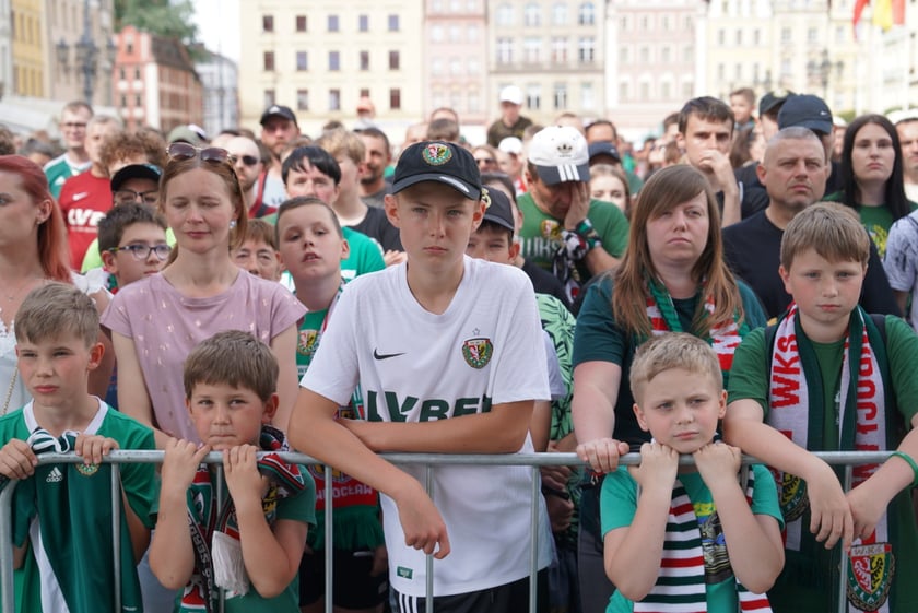 Kibice witają wicemistrzów Polski - drużynę Śląska Wrocław - na wrocławskim Rynku.