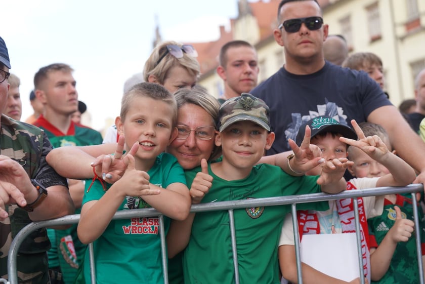 Kibice witają wicemistrzów Polski - drużynę Śląska Wrocław - na wrocławskim Rynku.