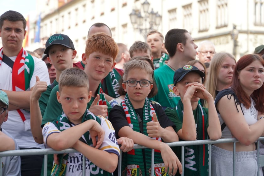 Kibice witają wicemistrzów Polski - drużynę Śląska Wrocław - na wrocławskim Rynku.