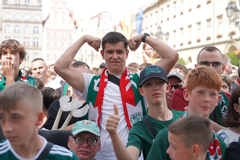 Kibice witają wicemistrzów Polski - drużynę Śląska Wrocław - na wrocławskim Rynku.