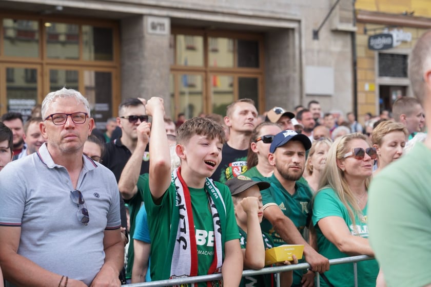 Kibice witają wicemistrzów Polski - drużynę Śląska Wrocław - na wrocławskim Rynku.
