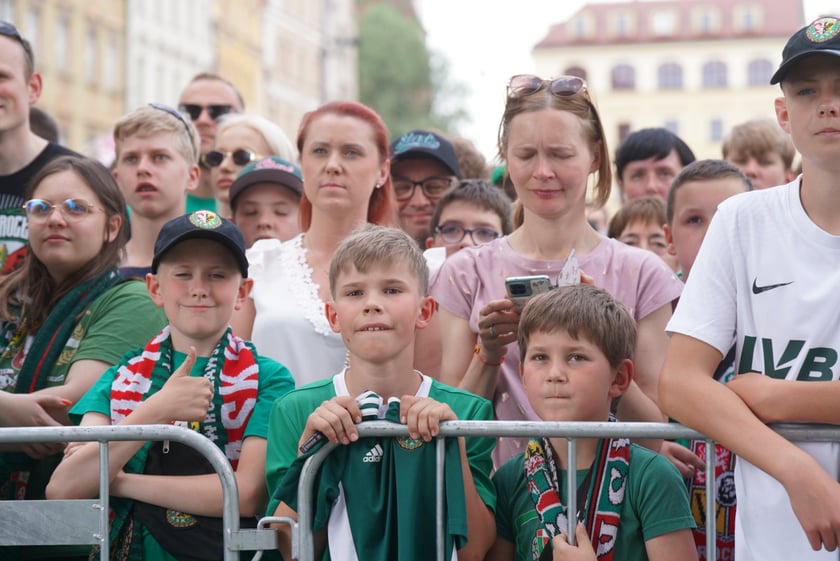 Kibice witają wicemistrzów Polski - drużynę Śląska Wrocław - na wrocławskim Rynku.