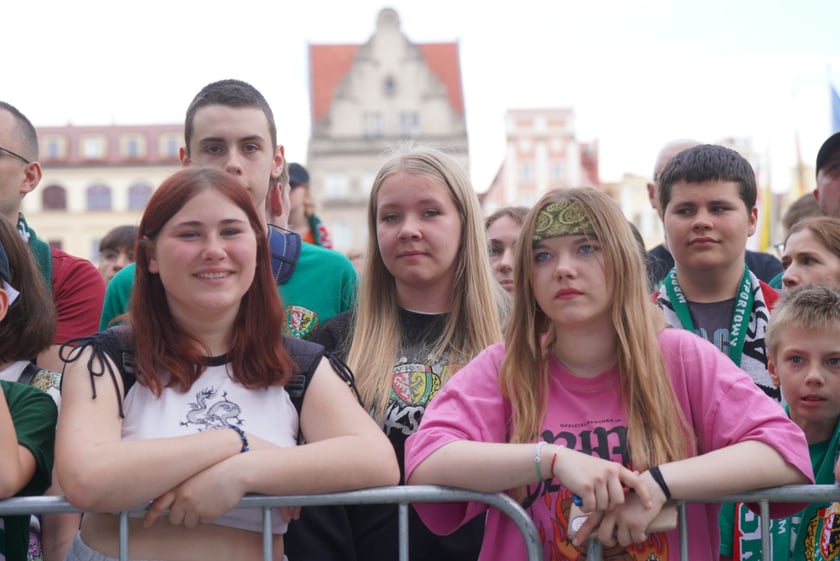 Kibice witają wicemistrzów Polski - drużynę Śląska Wrocław - na wrocławskim Rynku.