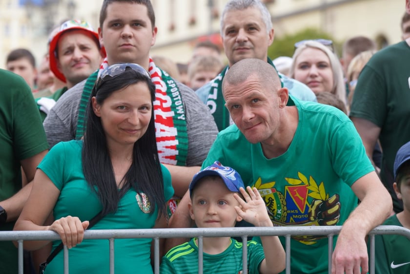 Kibice witają wicemistrzów Polski - drużynę Śląska Wrocław - na wrocławskim Rynku.