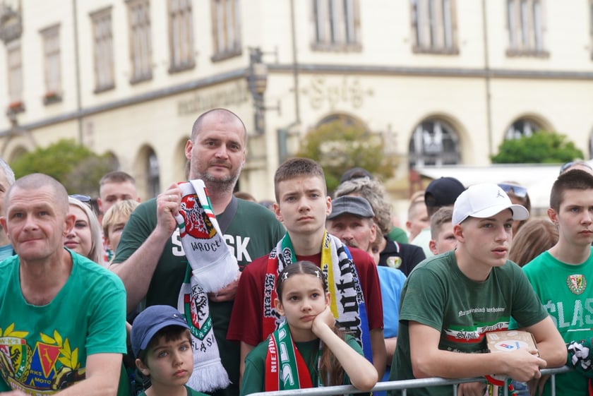 Kibice witają wicemistrzów Polski - drużynę Śląska Wrocław - na wrocławskim Rynku.