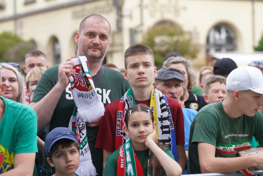 Kibice witają wicemistrzów Polski - drużynę Śląska Wrocław - na wrocławskim Rynku.