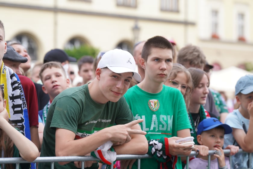 Kibice witają wicemistrzów Polski - drużynę Śląska Wrocław - na wrocławskim Rynku.