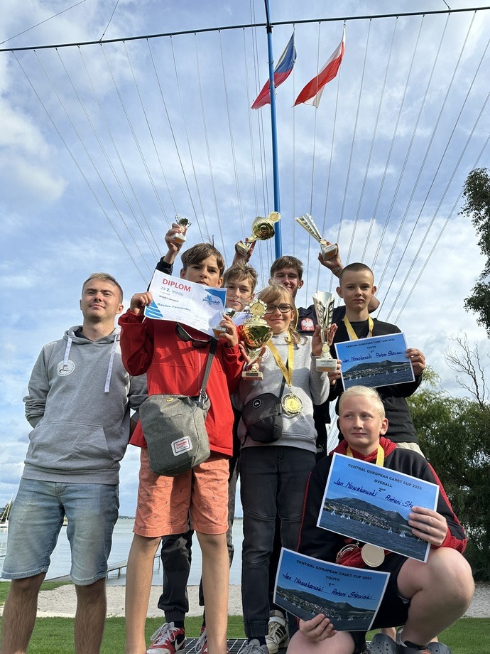 Żeglarze, opiekunowie i trenerzy UKS Żeglarz