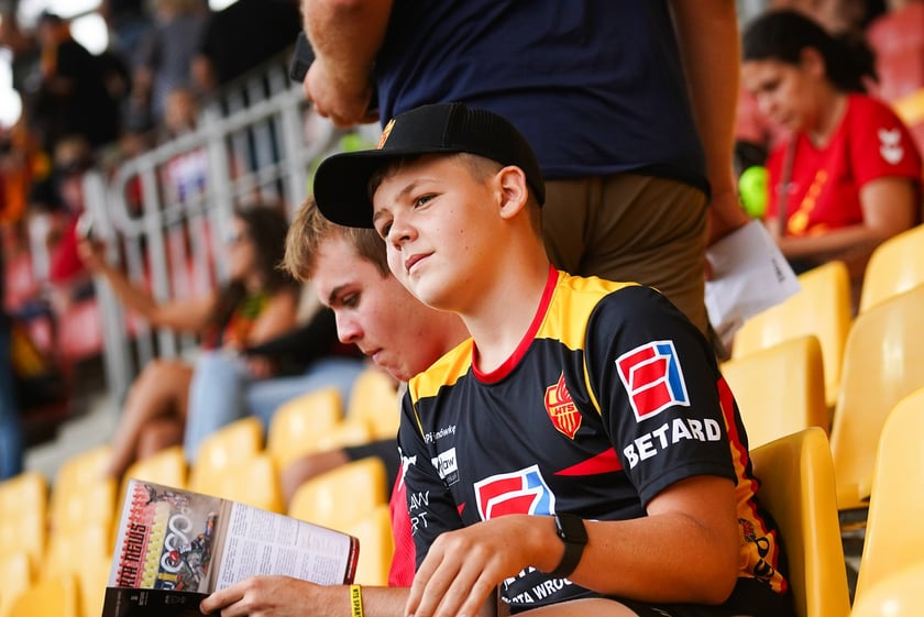Kibice podczas meczu żużlowego Betard Sparta Wrocław - Motor Lublin na Stadionie Olimpijskim we Wrocławiu - 9 sierpnia 2024 r.