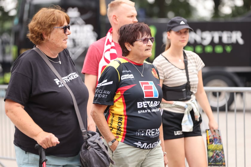 Żużel na Olimpijskim. Na zdjęciu kibice